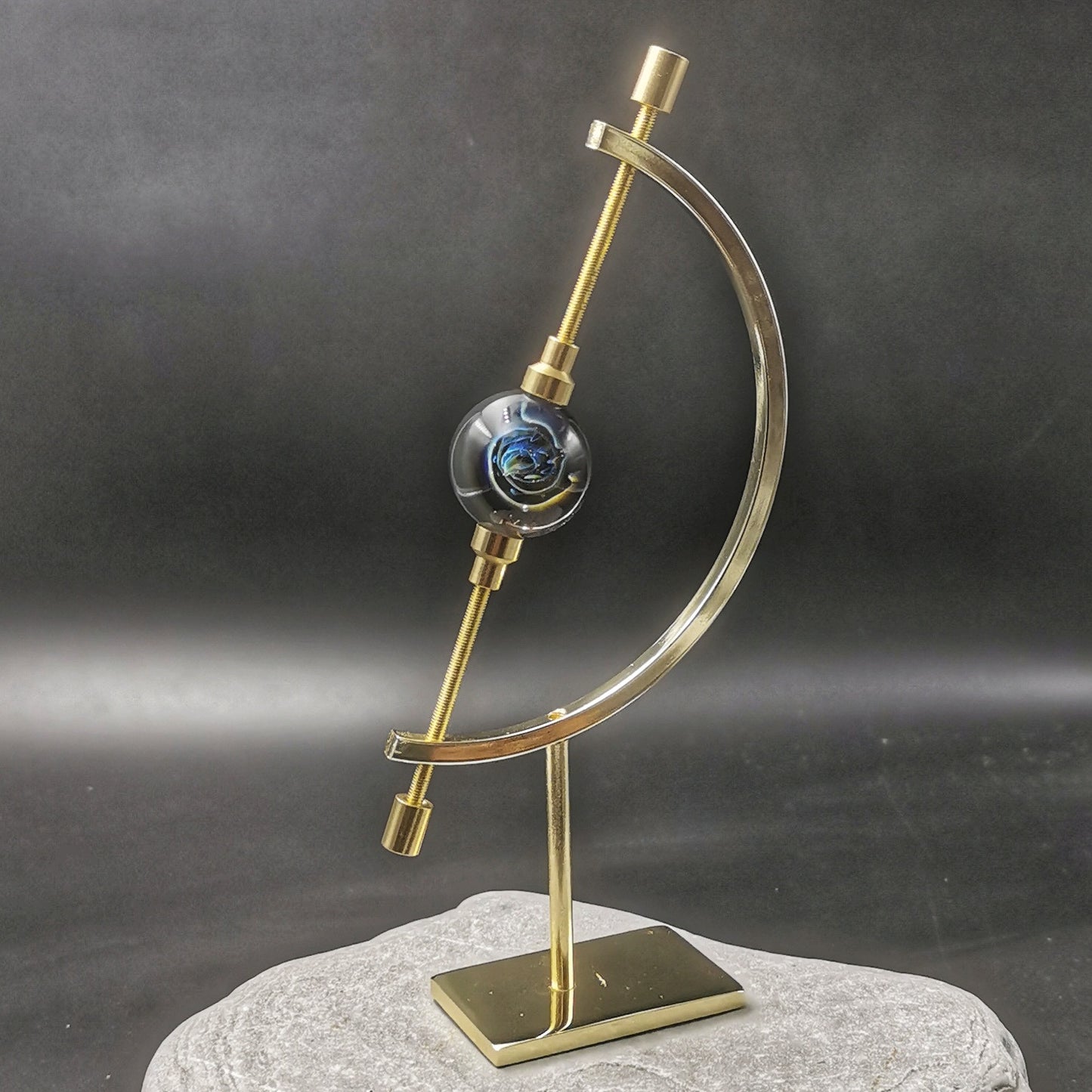 Sphère Univers sur socle laiton