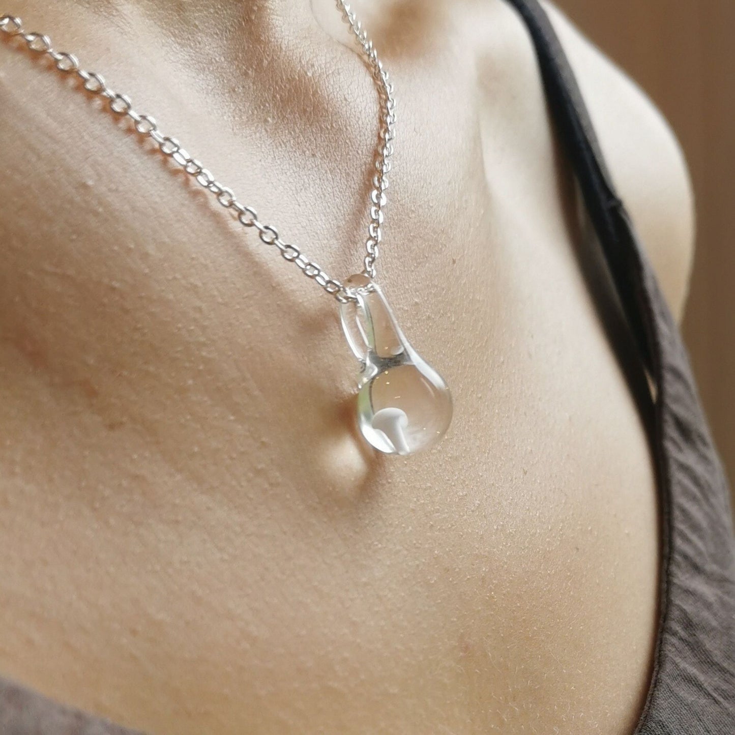 Pendentif Mushroom blanc en verre fabriqué à la main