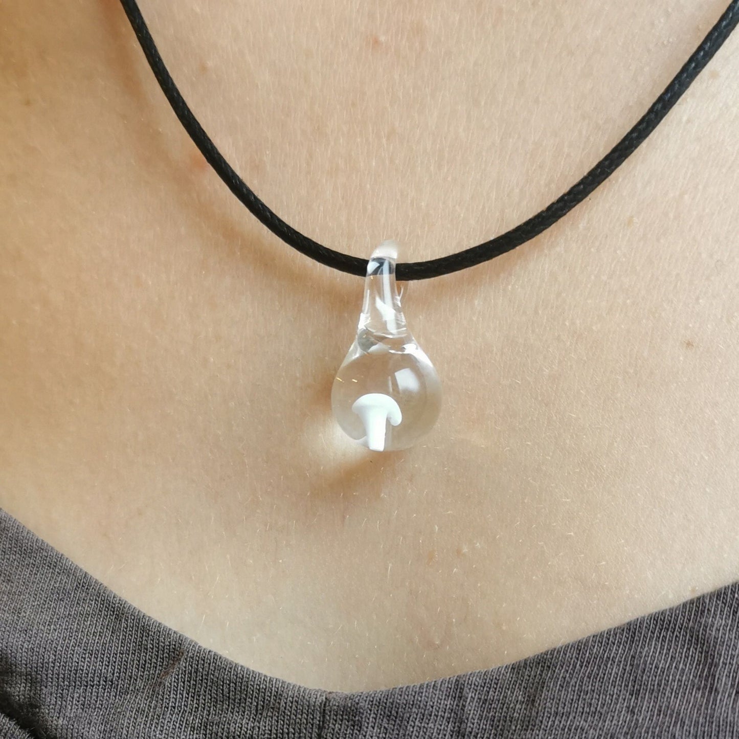 Pendentif Mushroom blanc en verre fabriqué à la main
