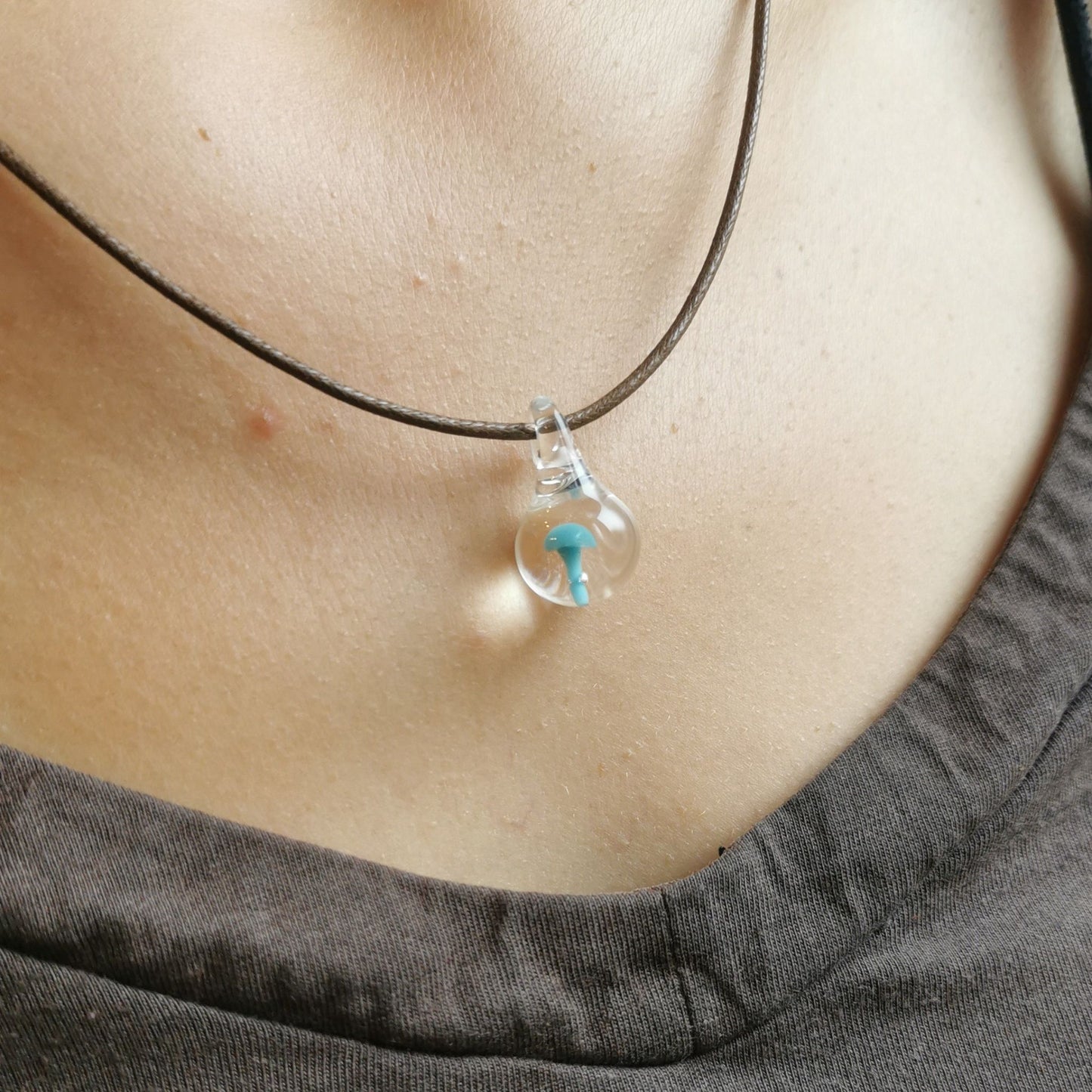 Pendentif Mushroom bleu en verre fabriqué à la main