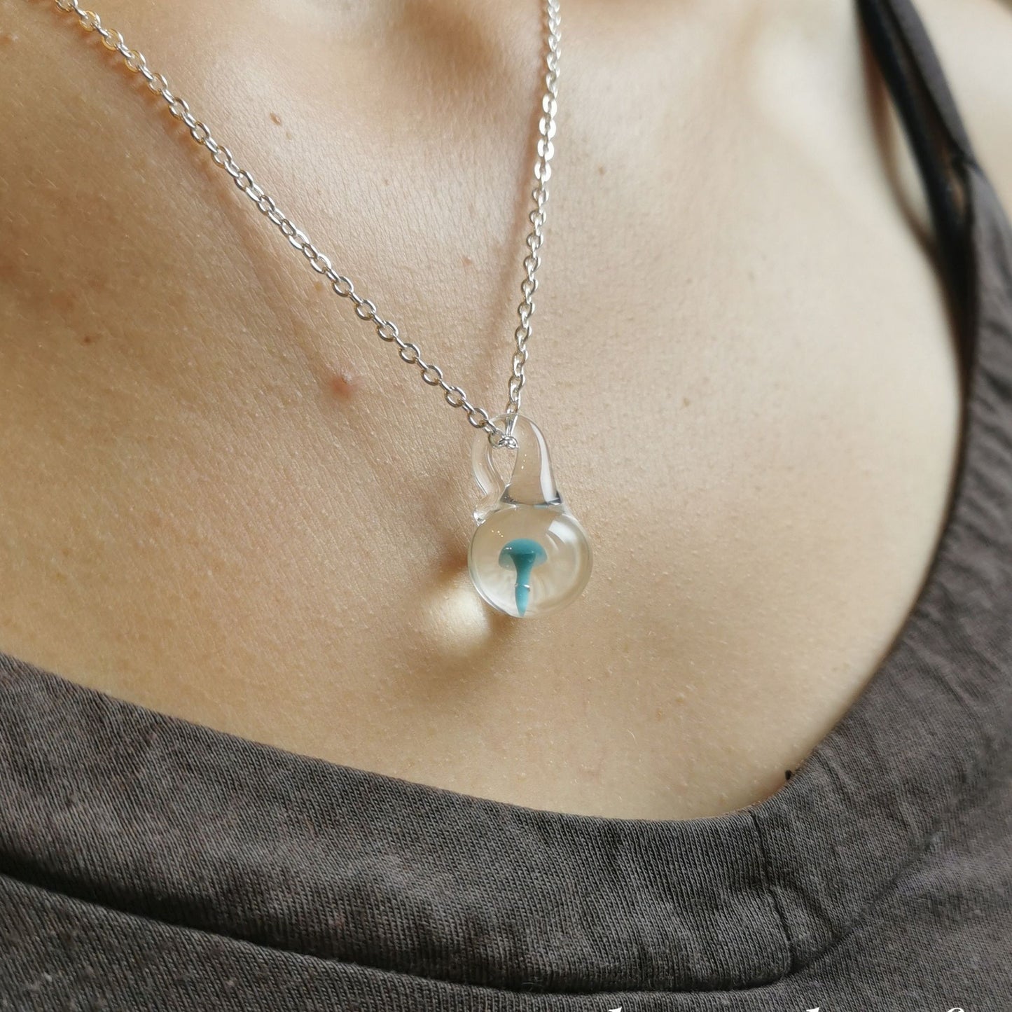 Pendentif Mushroom bleu en verre fabriqué à la main