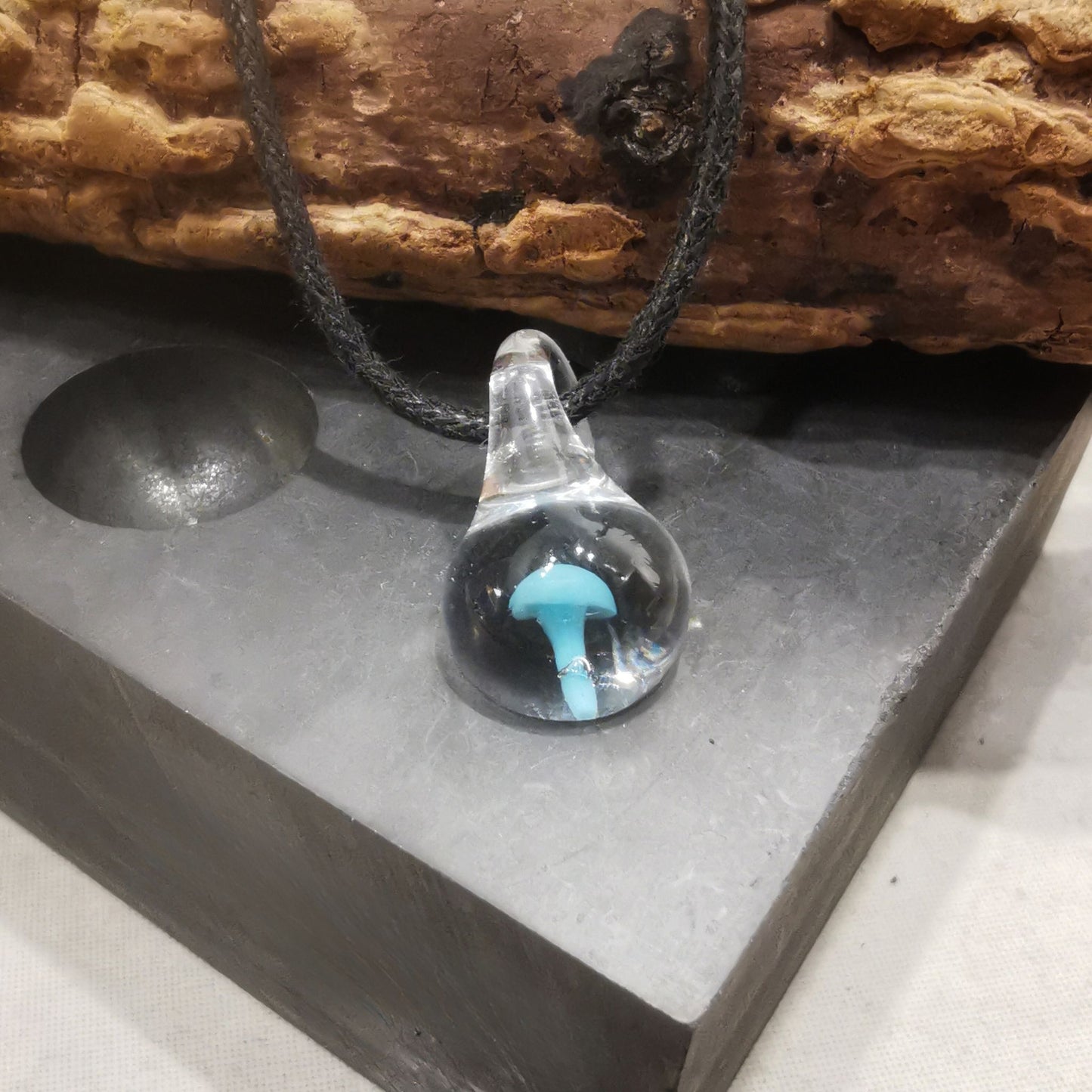 Pendentif Mushroom bleu en verre fabriqué à la main