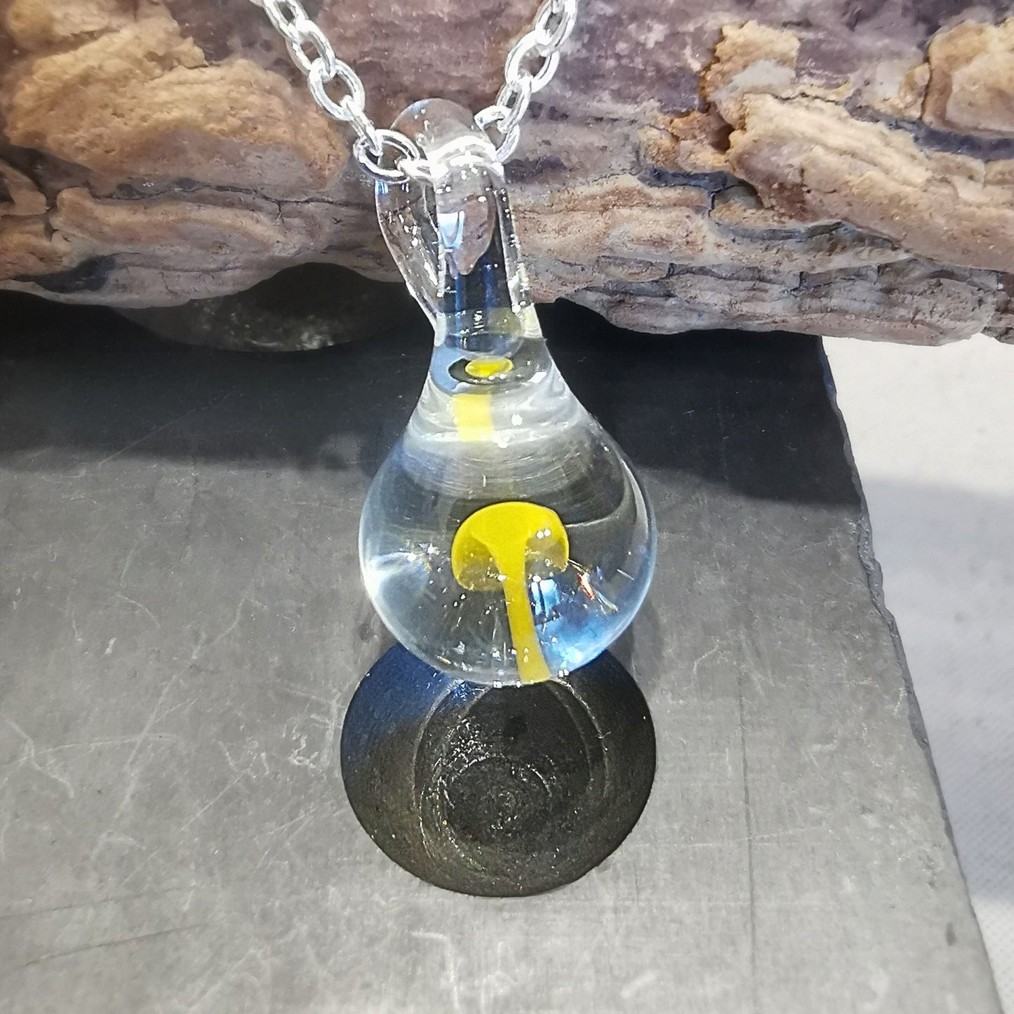Pendentif Mushroom jaune en verre fabriqué à la main