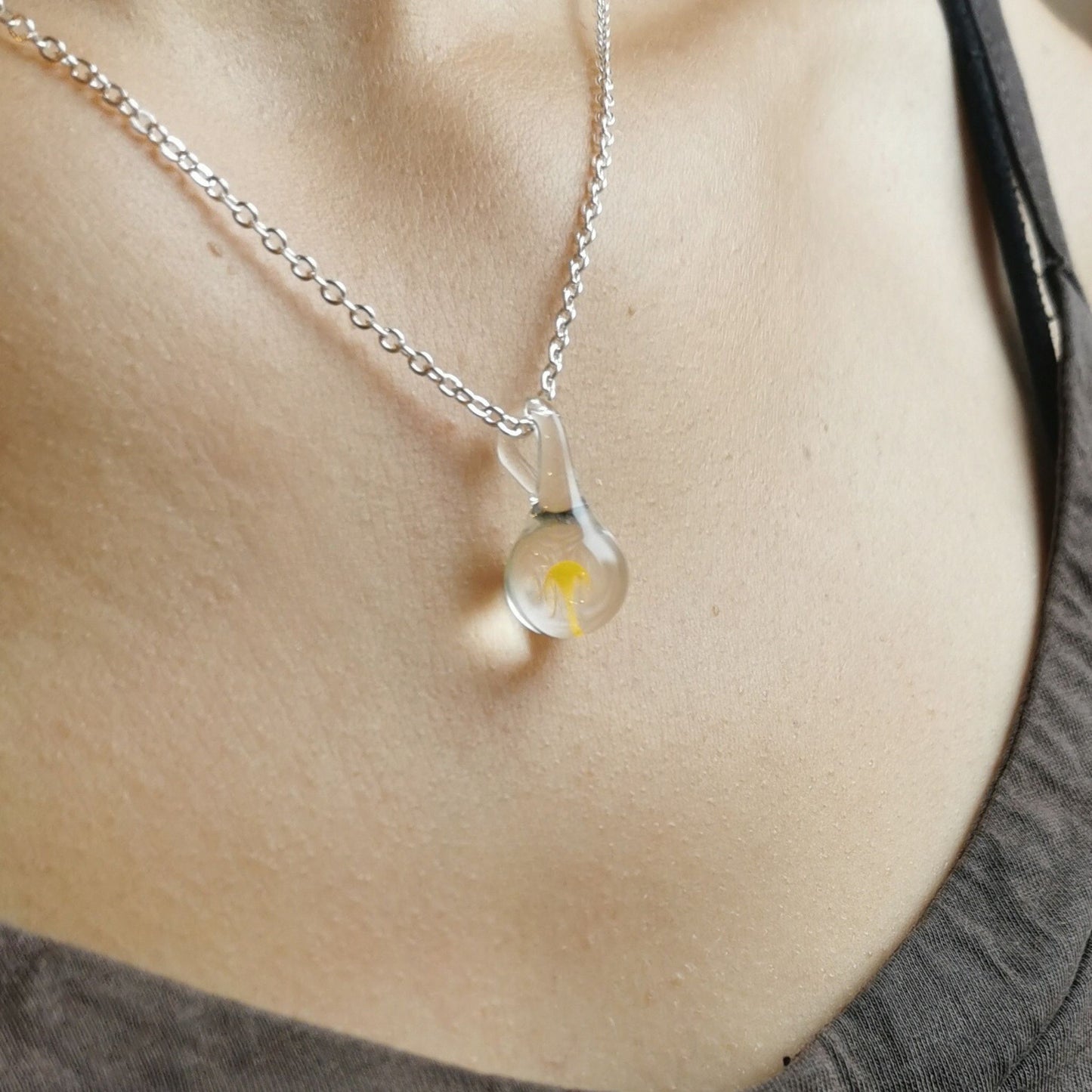 Pendentif Mushroom jaune en verre fabriqué à la main