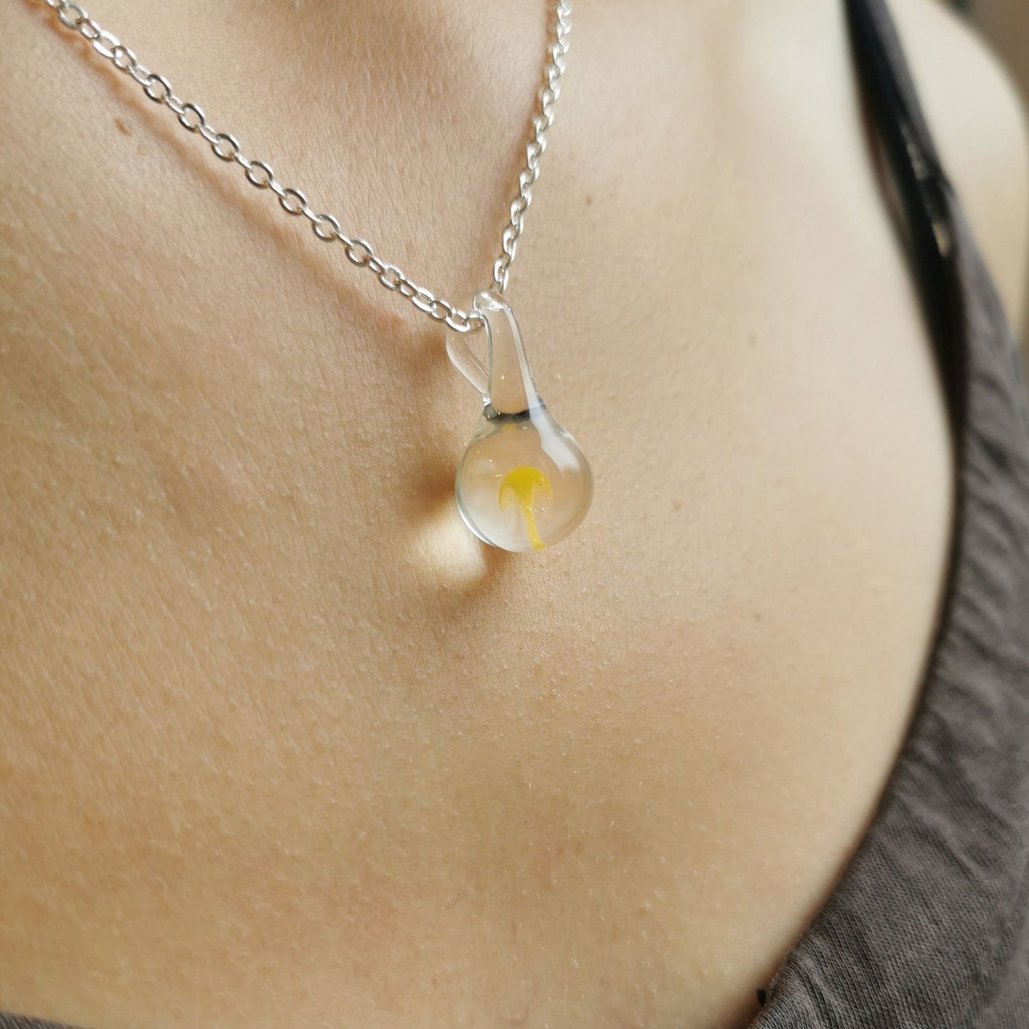 Pendentif Mushroom jaune en verre fabriqué à la main