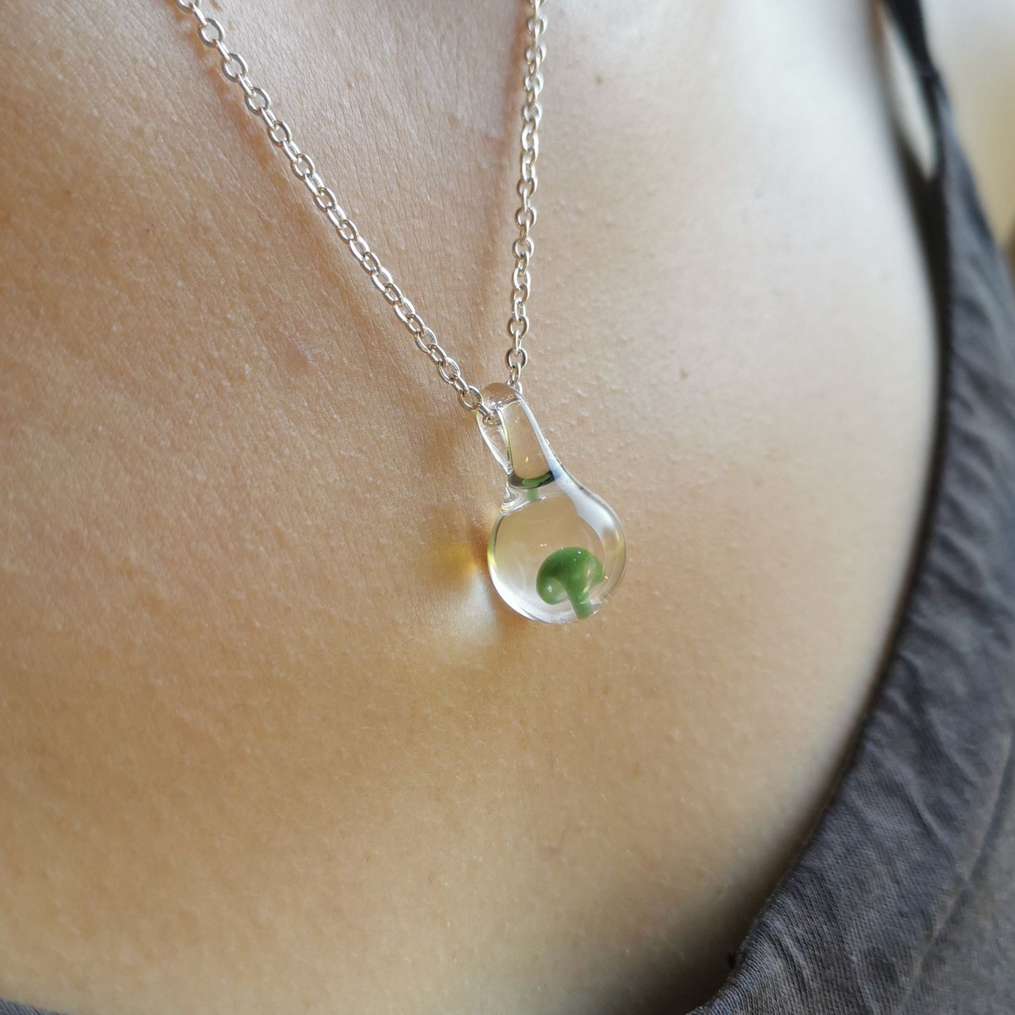 Pendentif Mushroom vert en verre fabriqué à la main
