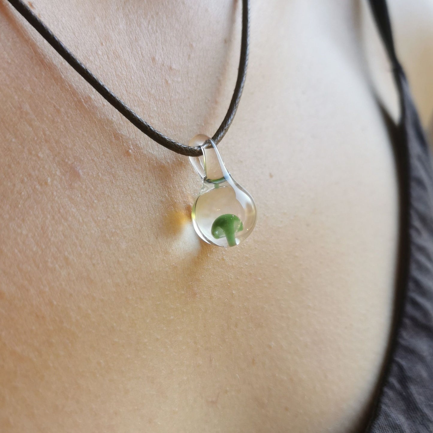 Pendentif Mushroom vert en verre fabriqué à la main