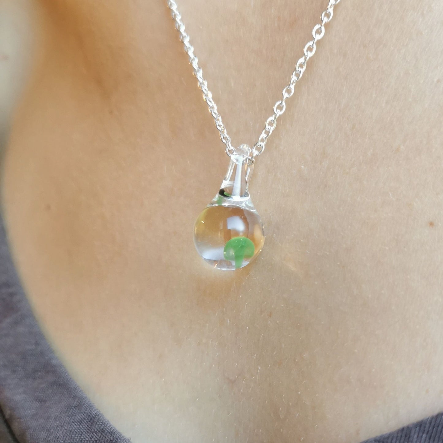 Pendentif Mushroom vert en verre fabriqué à la main