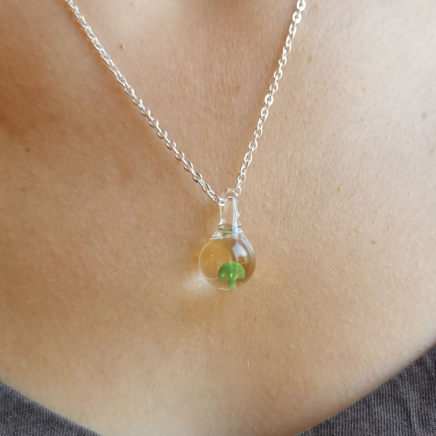 Pendentif Mushroom vert en verre fabriqué à la main