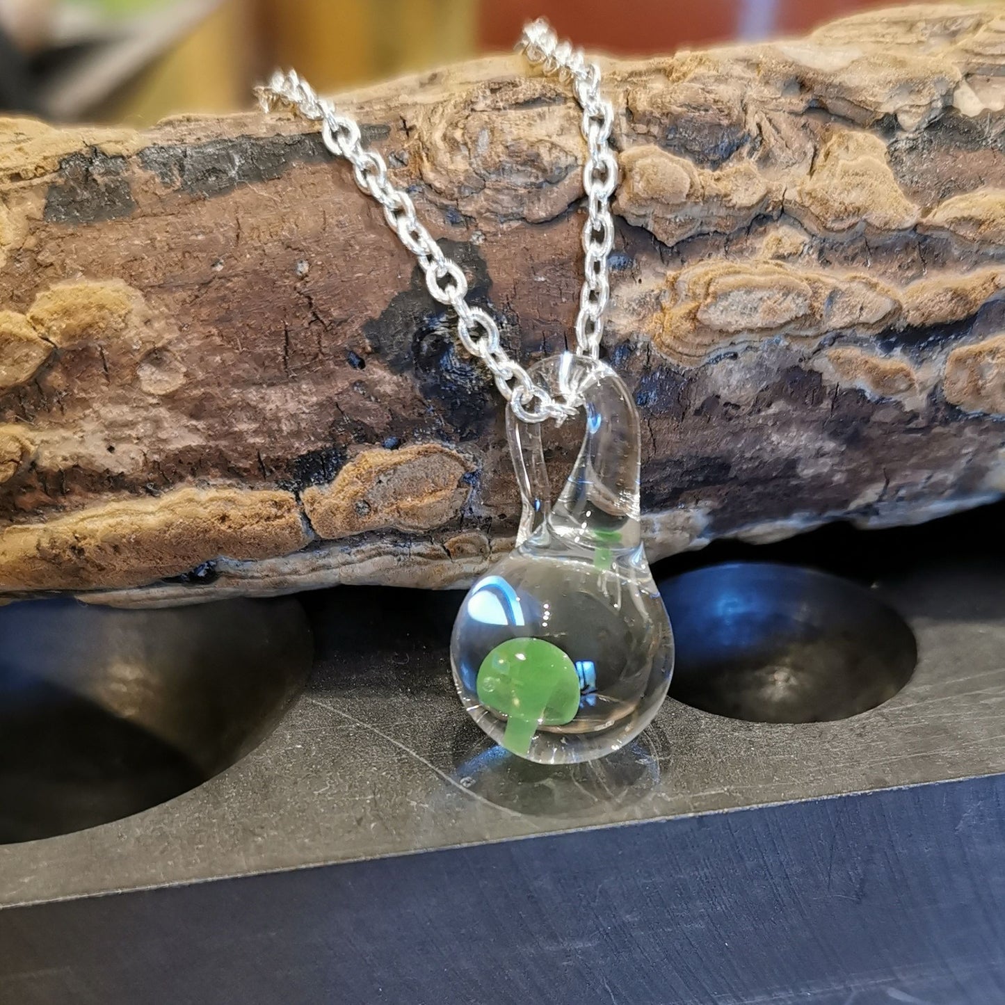 Pendentif Mushroom vert en verre fabriqué à la main