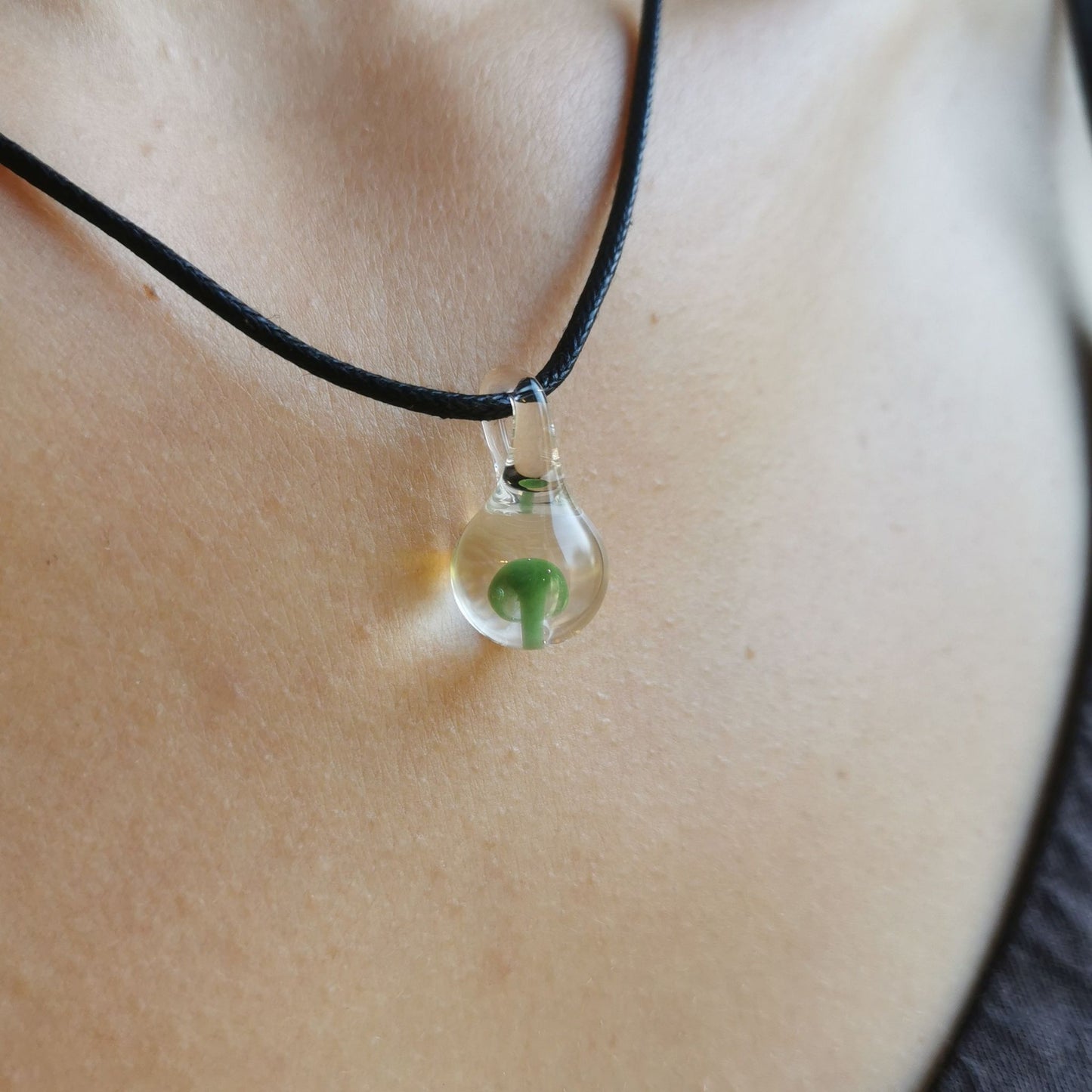 Pendentif Mushroom vert en verre fabriqué à la main