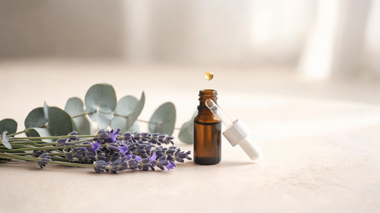 Lavande, eucalyptus et flacon d'huile essentielle dans une lumière douce, bienfaits de l'olfactothérapie