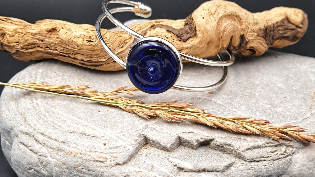 Bracelet d'olfactothérapie Abyss Glass, jonc et cabochon en verre bleu