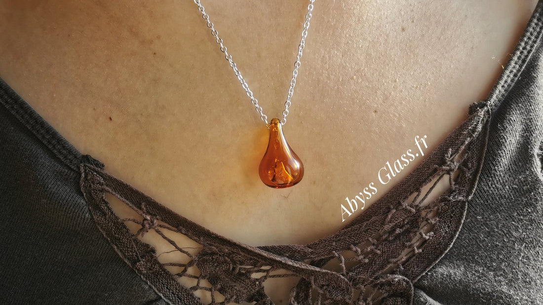 Pendentif d'olfactothérapie ambre en verre soufflé, porté