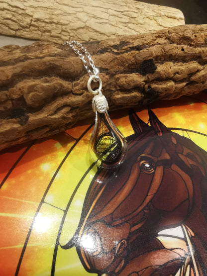 Bijou souvenir pour animal en verre renfermant des crins de cheval