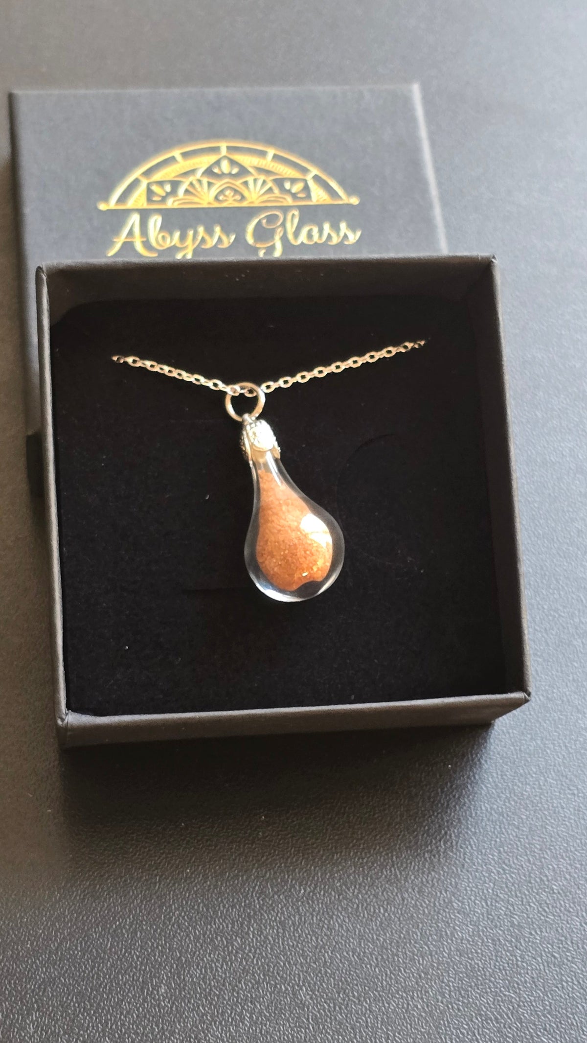 Bijou funéraire dans son écrin noir Abyss Glass, prêt à offrir