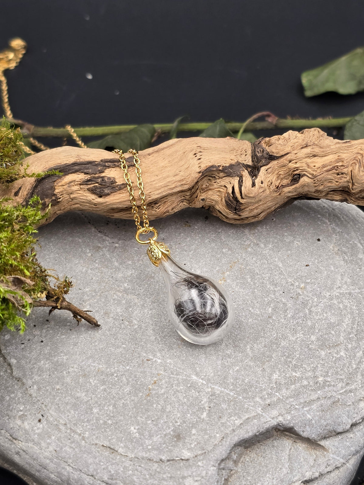 Pendentif mémorial renfermant des poils de chien, sur chaîne dorée