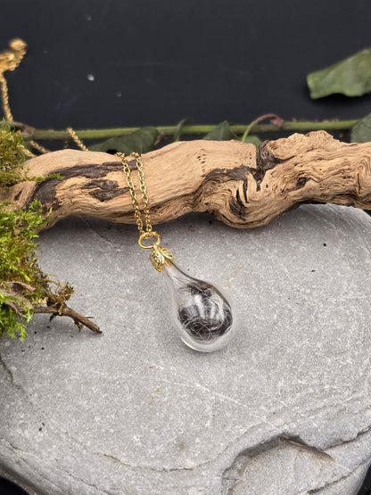 Pendentif mémorial renfermant des poils de chien, sur chaîne dorée