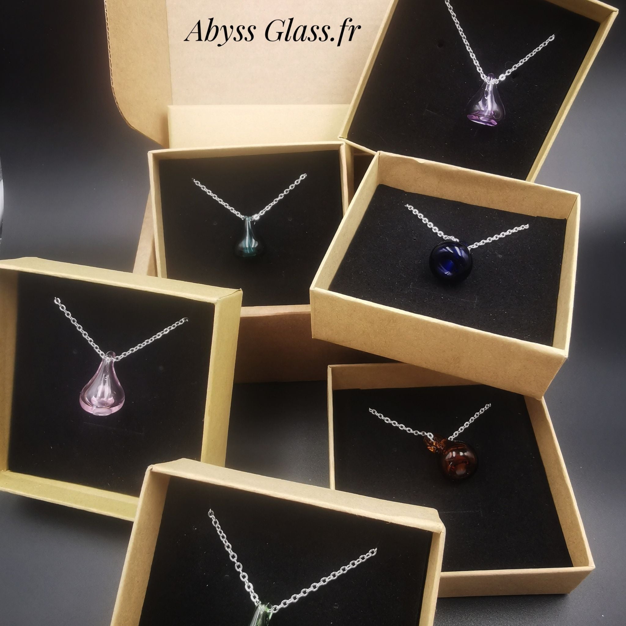 Coffret d'olfactothérapie Abyss Glass : dépôt de quelques gouttes d'huile essentielle dans le pendentif