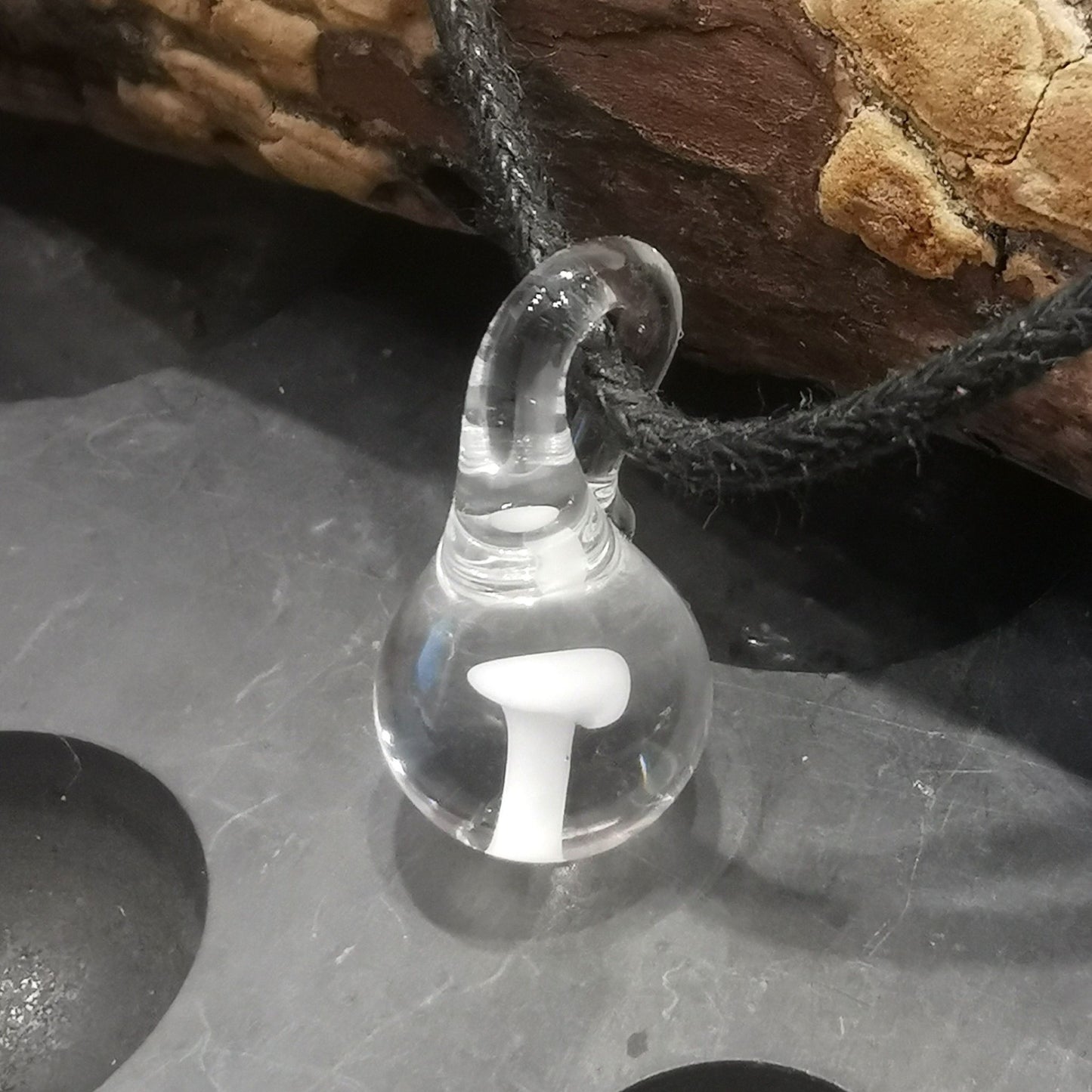 Pendentif Mushroom blanc en verre fabriqué à la main