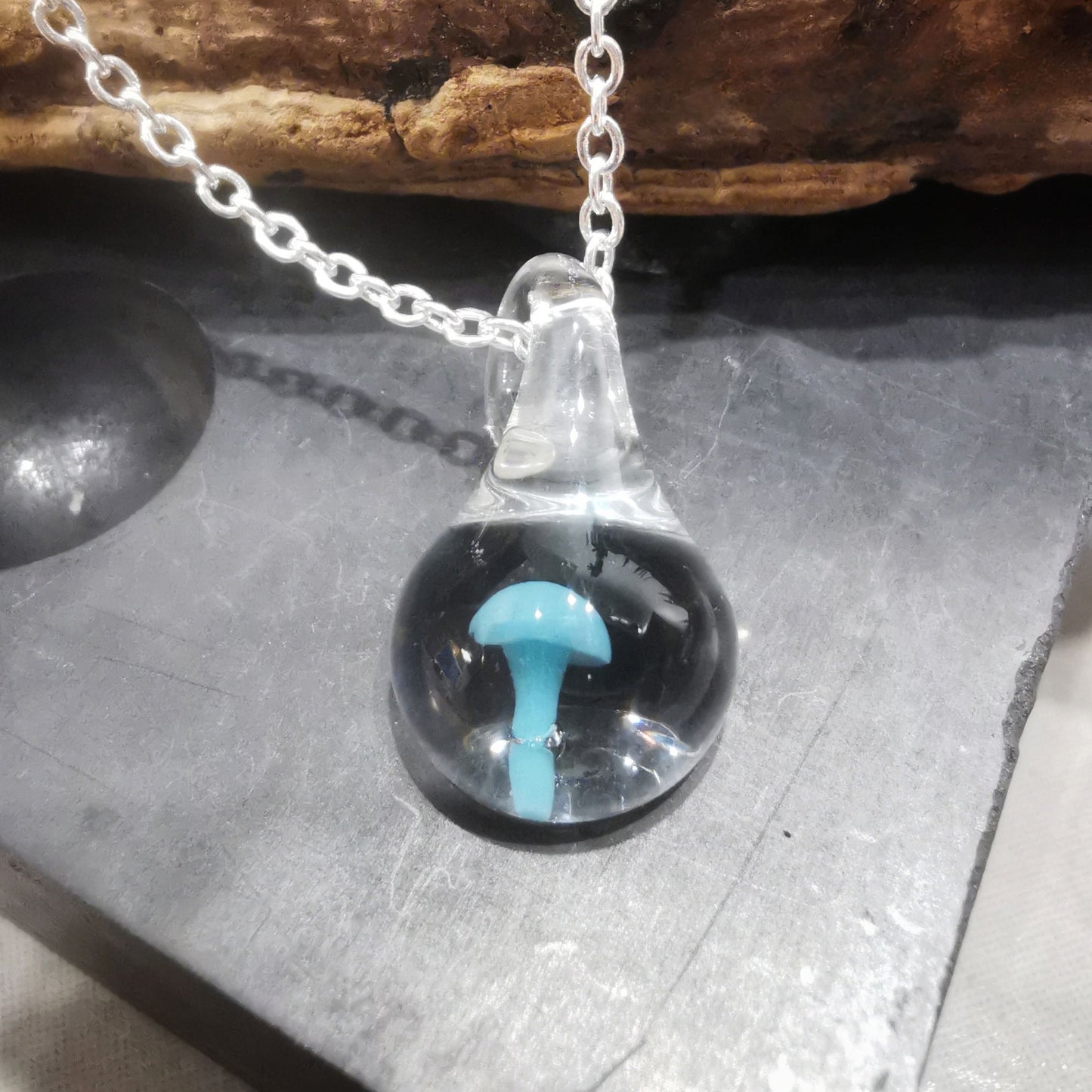 Pendentif Mushroom bleu en verre fabriqué à la main