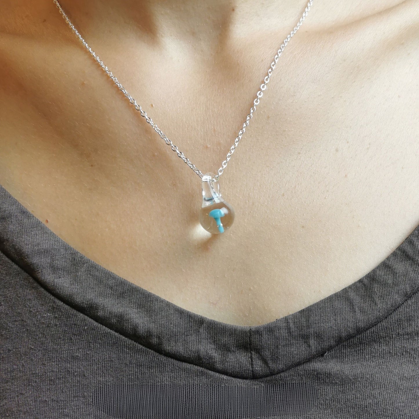 Pendentif Mushroom bleu en verre fabriqué à la main