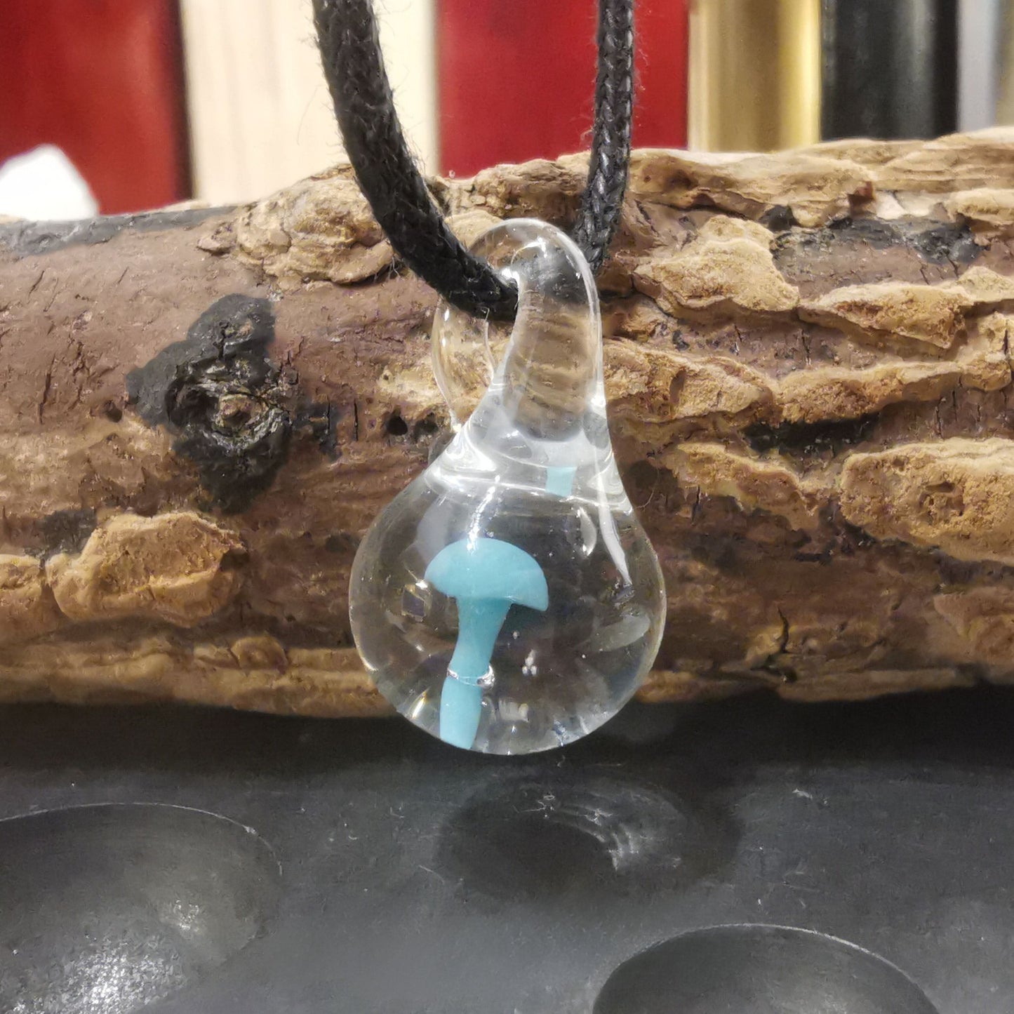Pendentif Mushroom bleu en verre fabriqué à la main