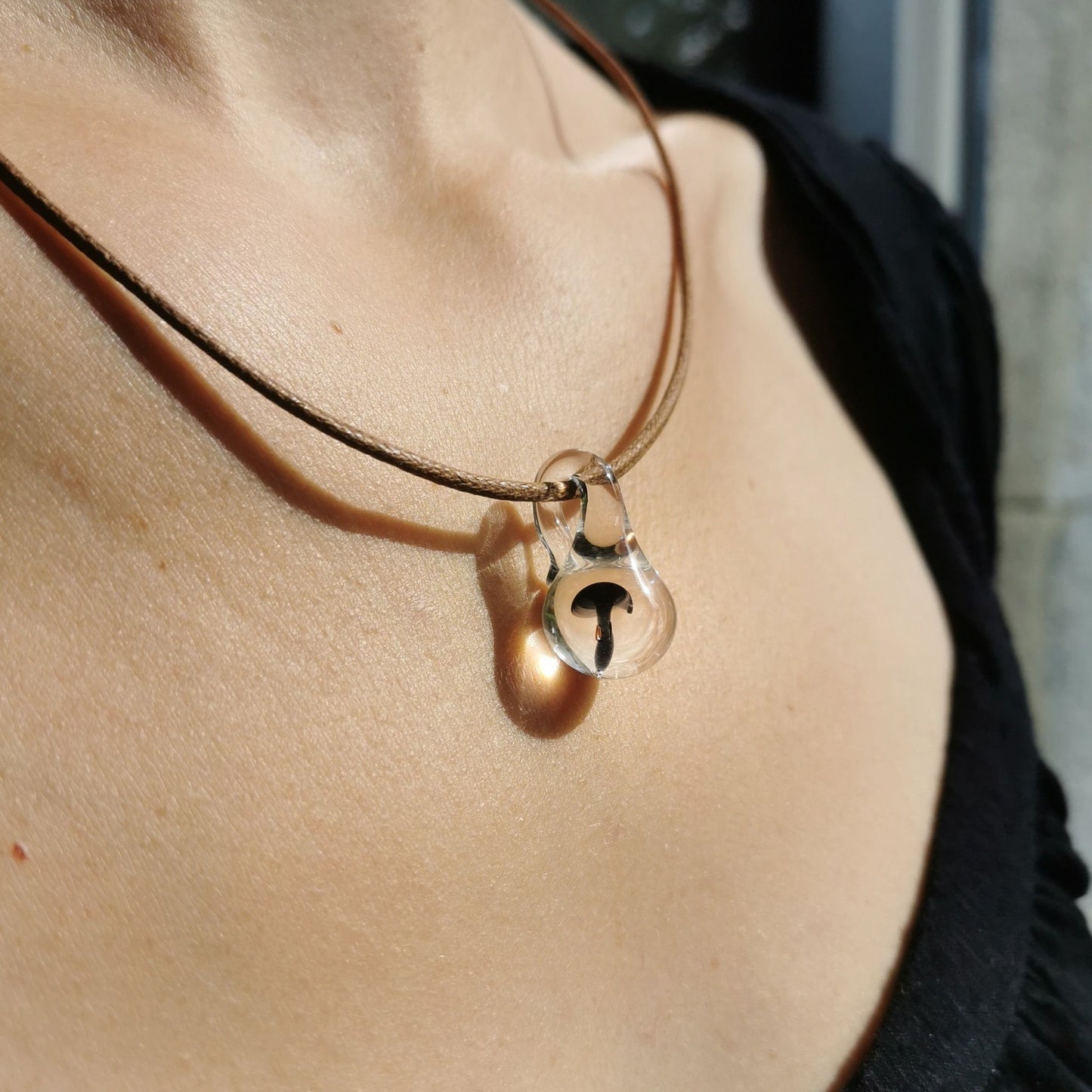 Pendentif Mushroom noir en verre fabriqué à la main