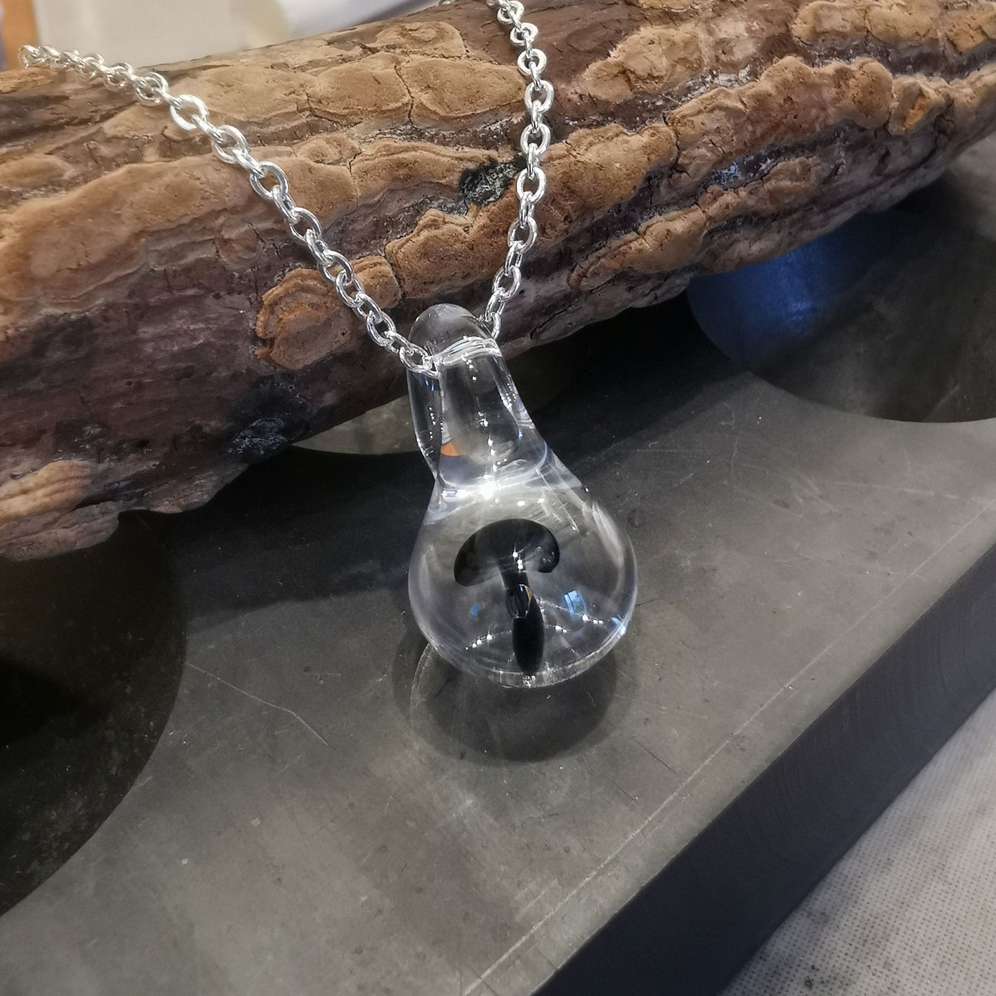 Pendentif Mushroom noir en verre fabriqué à la main
