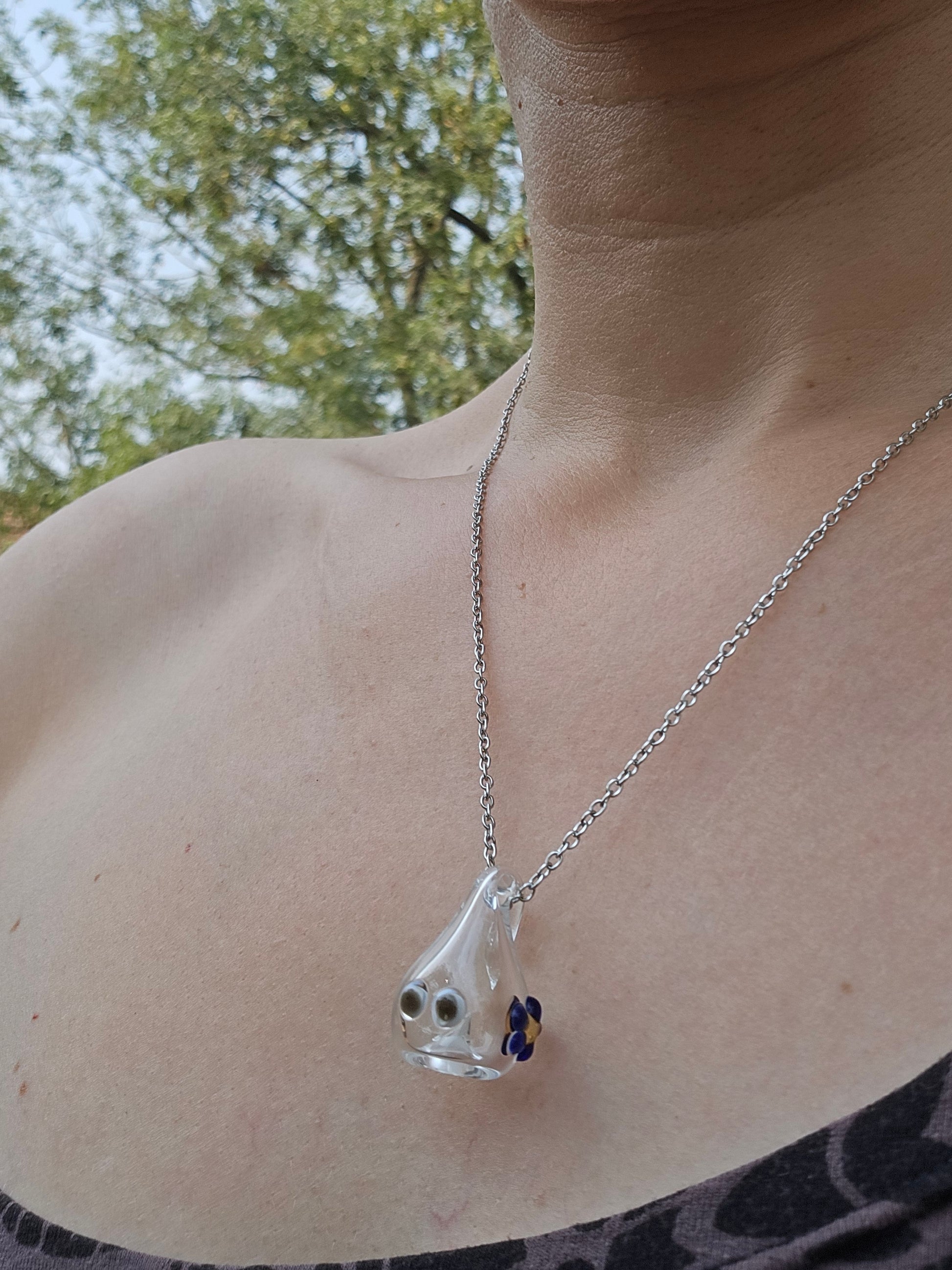 Pendentif P’tite Frimousse porté avec une chaîne argentée