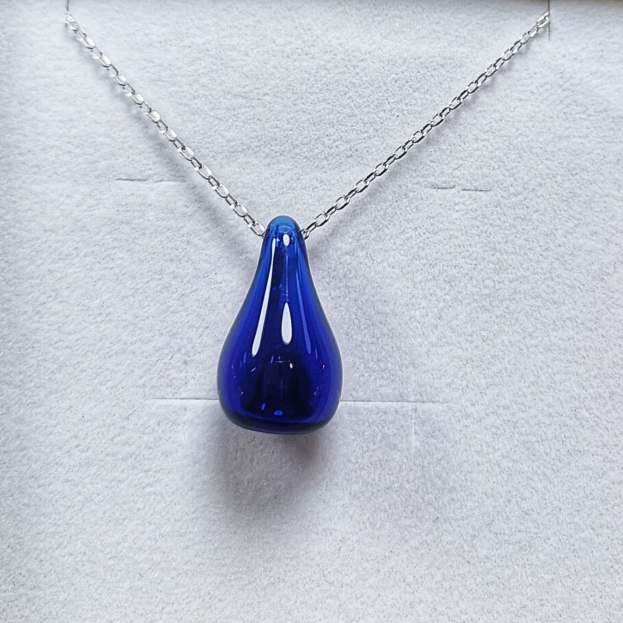 Pendentif d'olfactothérapie Abyss Glass en verre soufflé bleu, fait main en France