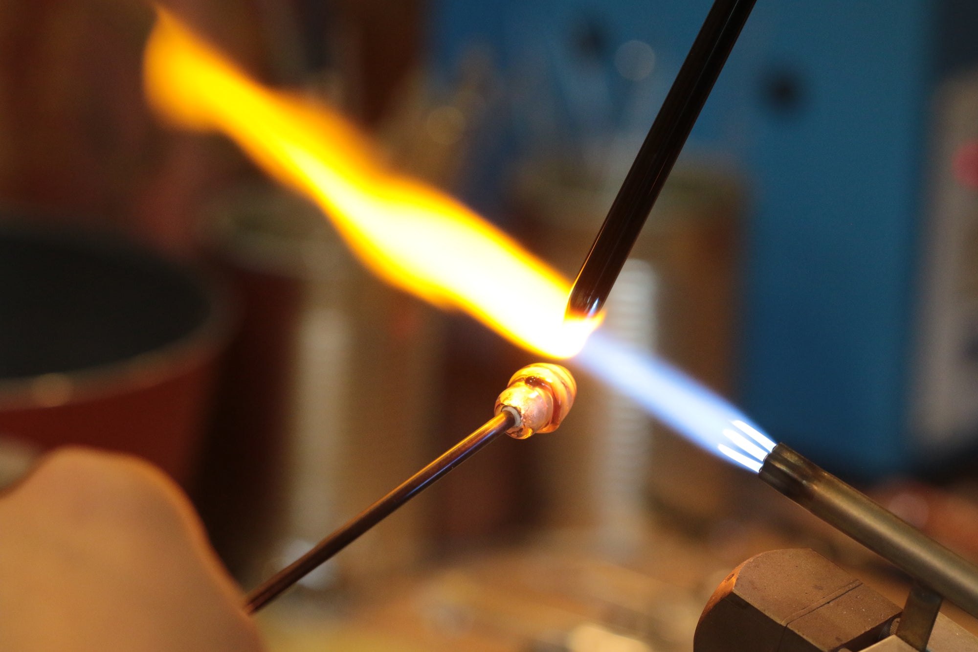 Verre en fusion façonné à la flamme dans l’atelier Abyss Glass