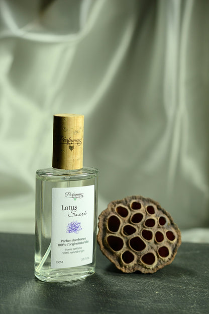 Lotus Sacré, parfum d'ambiance naturel Parfumens, flacon de 100 ml à côté d'une capsule de lotus séchée