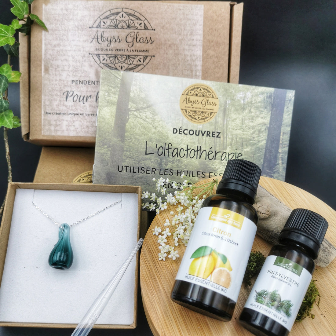 Coffret Abyss Glass avec un pendentif et deux huiles essentielles