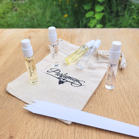 Set découverte Parfumens : cinq fioles de parfum naturel posées sur leur pochon en coton